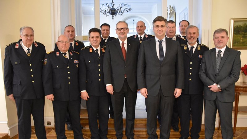 Predsjednik Vlade Andrej Plenković s predstavnicima Hrvatske vatrogasne zajednice 
